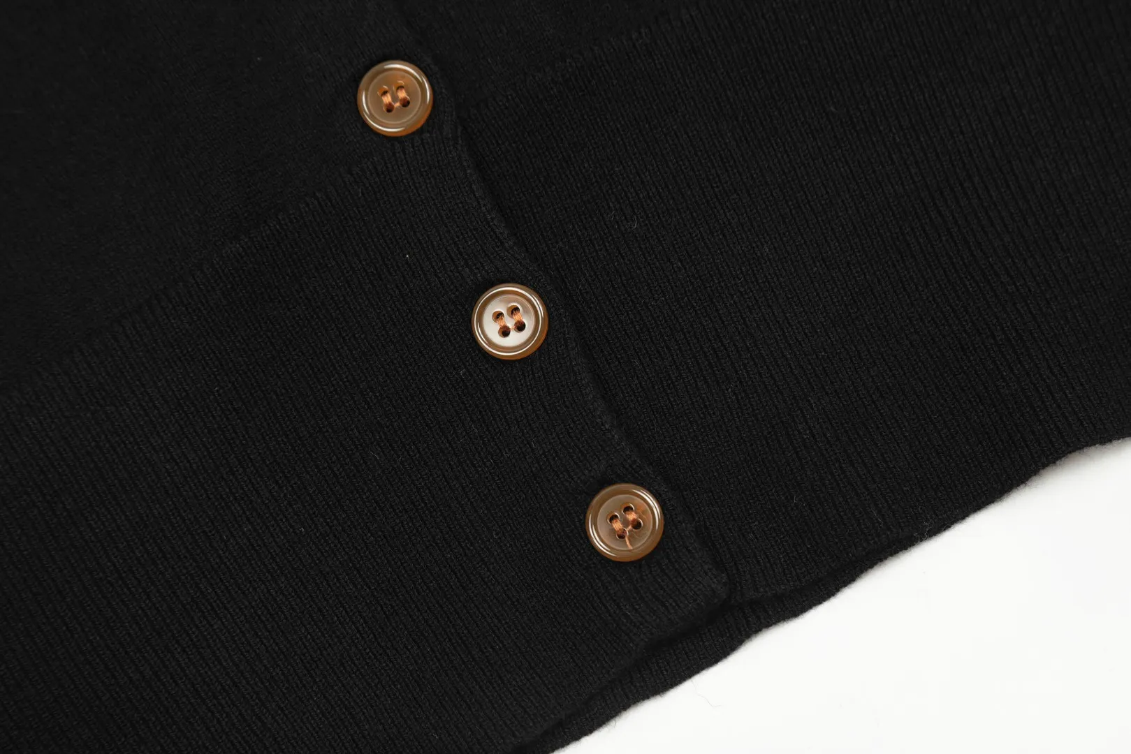 vivienne west wood Vivienne Saturn Classic Knitted Sweater Wool Cardigan 2023FW Latest Model Exclusive and Highest Quality on the Whole Network Order with Confidence - 🧩15% Merino Cotton Wool 85% Wool Blended 🧩Correct Italian 🇮🇹100% Wool Washed Wheat Logo 🧩Original Purchase True Model Opening 🧩Original Purchase Records and Comparison Charts Can Be Provided Order with Confidence 🧩Customized laser translucent buttons, the texture is clean and clear, completely restored 🧩Instant sale of all Taobao 300+ versions. Purchasing quality, full of quality, definitely not a copywriter, a real good product, the actual product is far beyond the budget. Size: S -M- L Color: black, cream apricot, coffee, gray, fluorescent green, blue